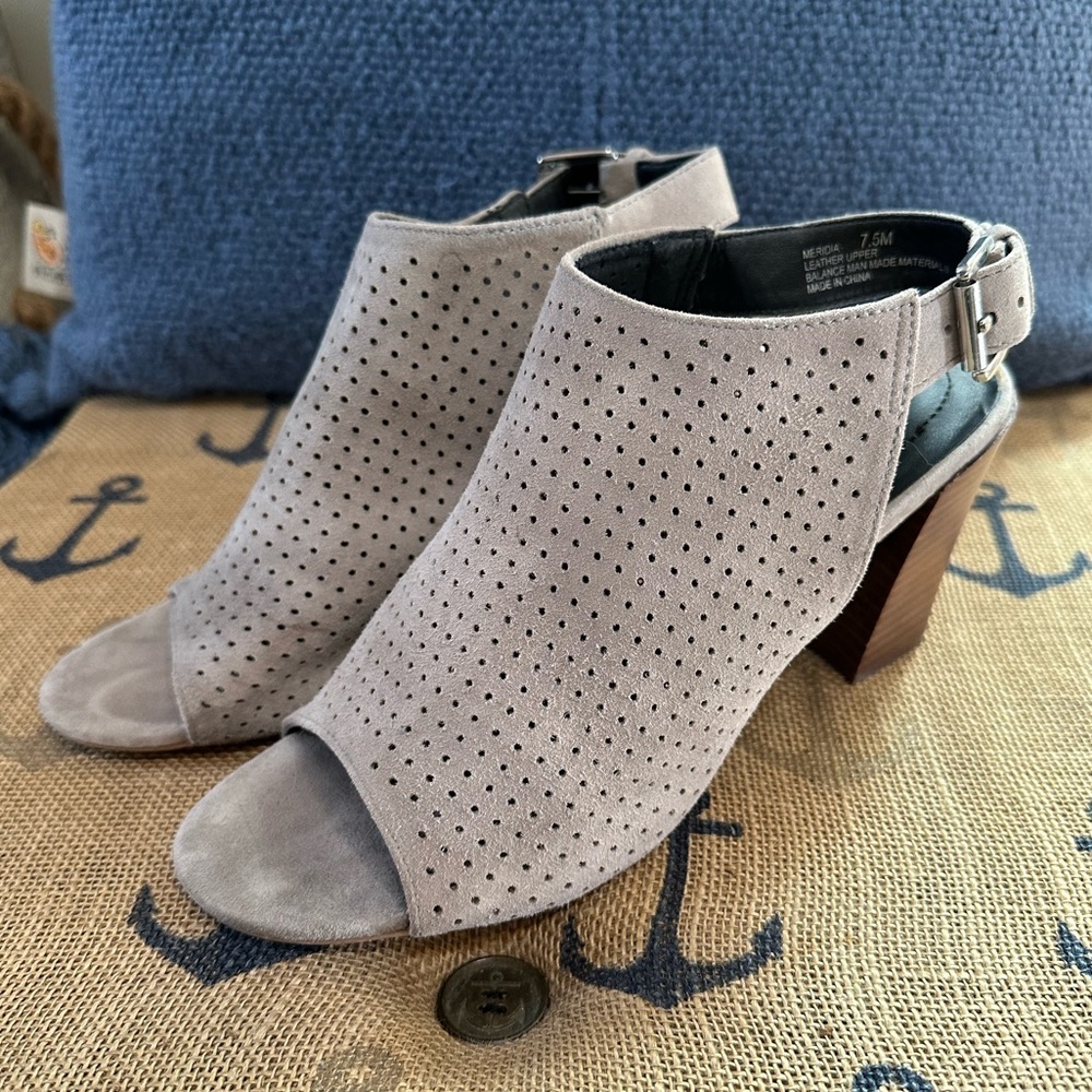 EUC Adam Tucker wedge sandal🩶